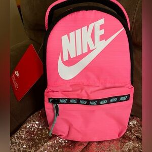 Hot pink Nike insulated lunch box. Great for back to school girls lunchbox.